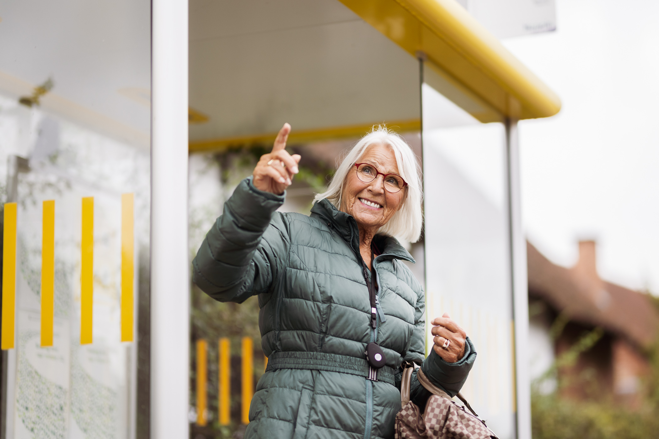 Dame met mobiel personenalarm kan veilig de bus nemen.